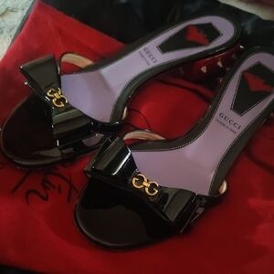 Gucci sadie patent bow sandals